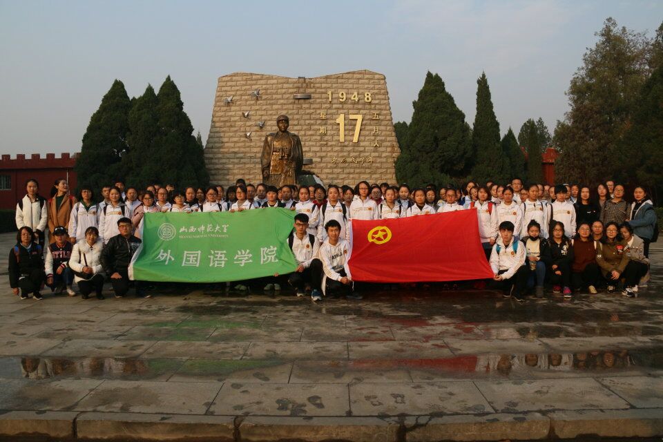 烈士陵园扫墓活动合影